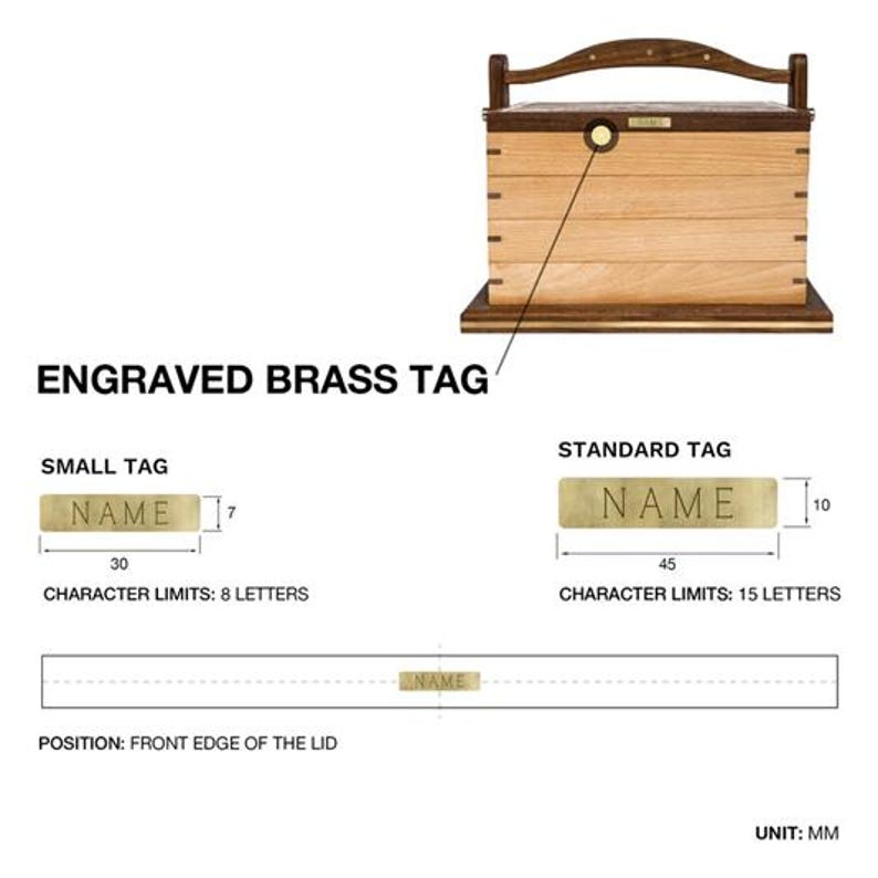 Puede incluir: Una caja de madera con un asa oscura y una etiqueta de lat&oacute;n grabada. La imagen muestra dos tama&ntilde;os de etiquetas: una etiqueta peque&ntilde;a (30 mm de largo) y una etiqueta est&aacute;ndar (45 mm de largo). El texto de las etiquetas dice "NAME".