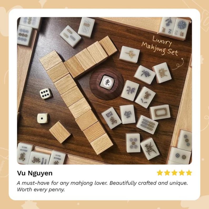Puede incluir: Un lujoso juego de Mahjong con fichas de madera y un tablero de juego de madera. El juego incluye dados y un soporte de fichas de madera. Las fichas tienen varios s&iacute;mbolos y caracteres. El texto "Luxury Mahjong Set" es visible.