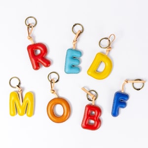 Dije de cuero para bolso con alfabeto, llavero colorido con letras de la A a la Z, dije con inicial, accesorio personalizado, pequeño regalo único para él, ella y sus hijos.