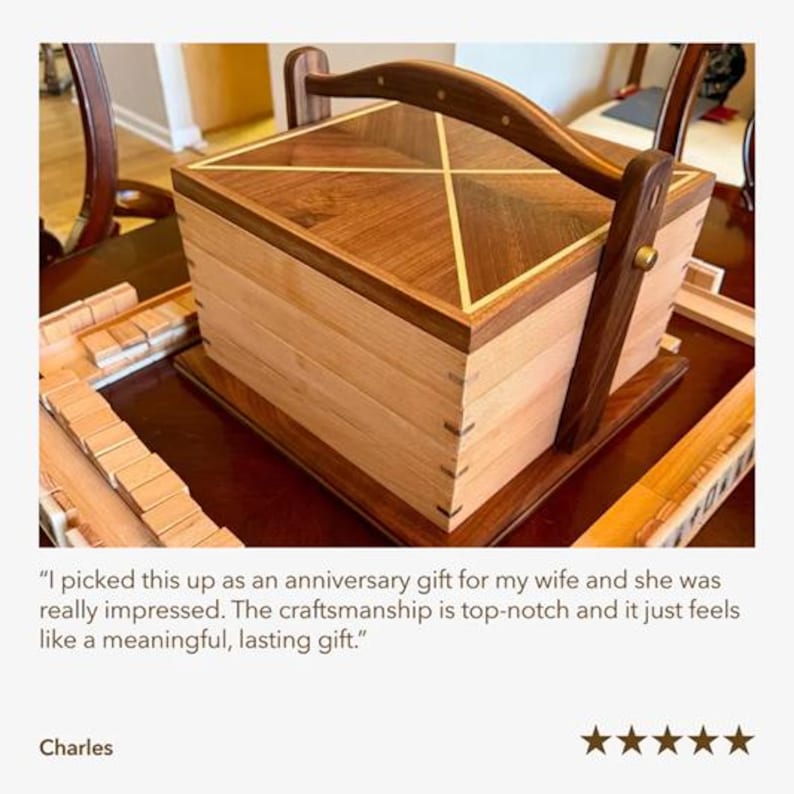 Puede incluir: Una caja de madera con asa, con un dise&ntilde;o geom&eacute;trico en la tapa. La caja est&aacute; hecha de madera clara y oscura, con una incrustaci&oacute;n contrastante. El asa es curva y est&aacute; unida a los lados. La caja est&aacute; sobre una bandeja de madera.