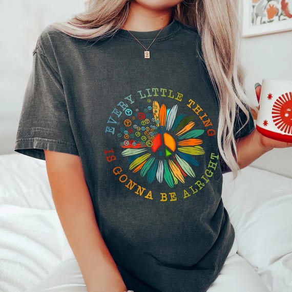 Peace Sign T-Shirt: Retro 70s Hippie Daisy Tee