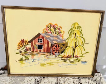 1970s Crewel Stickerei eingerahmt Mill Szene Cottagecore Wandkunst