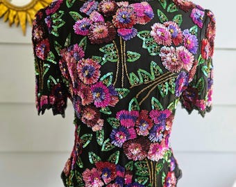 Vintage bloemenblouse jaren 80 met lovertjes – zwarte zijden glamourtop (M) – oudejaarsavond