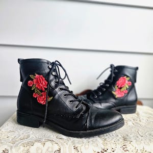 Y2K Madden Girl Rose Embroidered Black Combat Boots Size 9.5