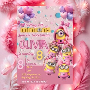 Op de afbeelding: Een roze verjaardagsuitnodiging met Minions-personages en de tekst "Calling All Minions, Join Us To Celebrate OLIVIA is turning 8." De uitnodiging bevat de datum, tijd en RSVP-informatie. Roze ballonnen en veren versieren de achtergrond.