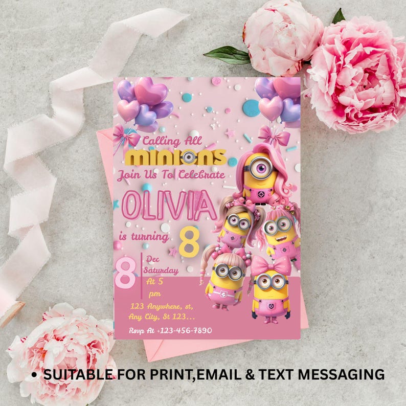 Op de afbeelding: Roze verjaardagsuitnodiging met Minion-personages, ballonnen en confetti. De uitnodiging luidt "Calling All Minions" en bevat de naam "Olivia" en de leeftijd "8". De uitnodiging bevat ook evenementdetails en contactgegevens.