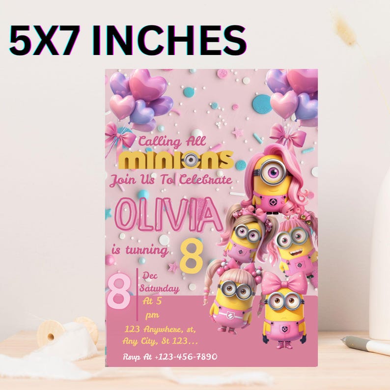 Op de afbeelding: Een uitnodiging van 12,7 x 17,8 cm met een roze achtergrond met Minions-personages. De uitnodiging luidt "Calling All Minions" en "Join Us To Celebrate Olivia is turning 8." Bevat evenementdetails en RSVP-informatie.