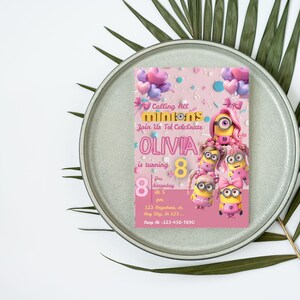 Op de afbeelding: Een roze verjaardagsuitnodiging met Minions-personages en de tekst "Calling All Minions". De uitnodiging bevat de naam "OLIVIA" en feestdetails, inclusief datum, tijd en locatie.