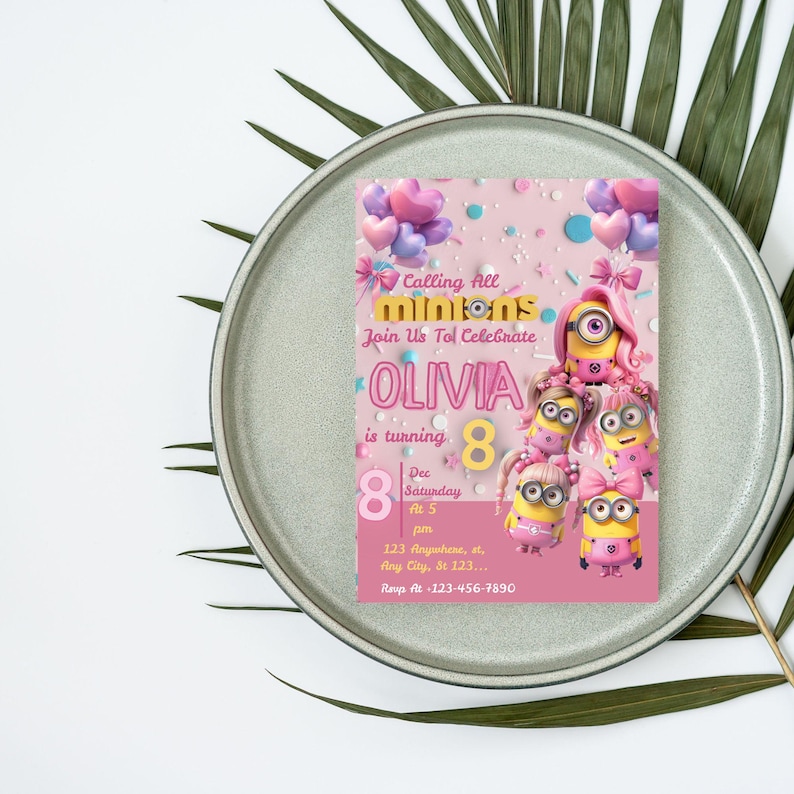 Op de afbeelding: Een roze verjaardagsuitnodiging met Minions-personages en de tekst "Calling All Minions". De uitnodiging bevat de naam "OLIVIA" en feestdetails, inclusief datum, tijd en locatie.