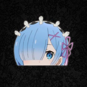 Puede incluir: Una pegatina con un personaje de anime de pelo azul con un lazo rosa y accesorios para el pelo. El ojo del personaje es de color azul brillante, sobre un fondo negro.