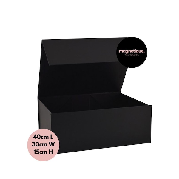Puede incluir: Caja de regalo negra con cierre magnético. La caja está abierta y mide 40 cm de largo, 30 cm de ancho y 15 cm de alto. La caja tiene una etiqueta que dice "magnetique. Luxe Gifting Co."