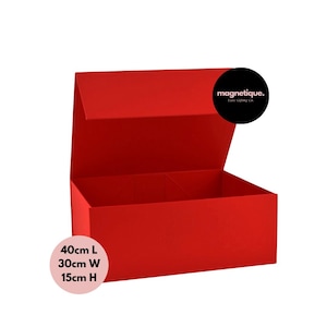 Può includere: Scatola regalo rossa con chiusura magnetica. La scatola è aperta e ha due scomparti all'interno. La scatola misura 40 cm di lunghezza, 30 cm di larghezza e 15 cm di altezza.