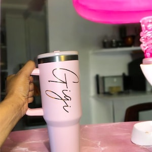 Adesivo in vinile personalizzato - Scritta personalizzata da 7 cm a 30 cm per riga - Personalizzazione della Stanley Cup