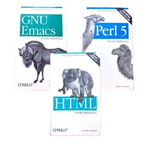 Op de afbeelding: Drie O'Reilly pocket-naslagwerken over technische programmeeronderwerpen. De boeken zijn getiteld GNU Emacs, Perl 5 en HTML. Elke kaft bevat een zwart-wit illustratie van een dier, waaronder een gnoe, een lama, een kameel en een koala.