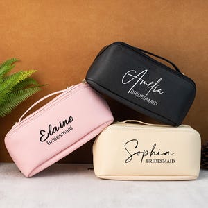 パーソナライズされたレザーメイクアップバッグ、名前入りカスタムレザーコスメティックバッグ、旅行用トイレタリーバッグ、ブライダルパーティーギフト、ブライズメイドギフト、女性へのギフト