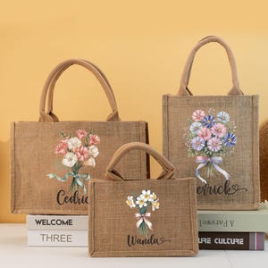 Bolsa de arpillera con flores de nacimiento personalizadas, bolsa con nombre para dama de honor, bolsa para propuesta de dama de honor, bolsa de playa de yute para regalo de boda, bolsa de yute para ella/señora.