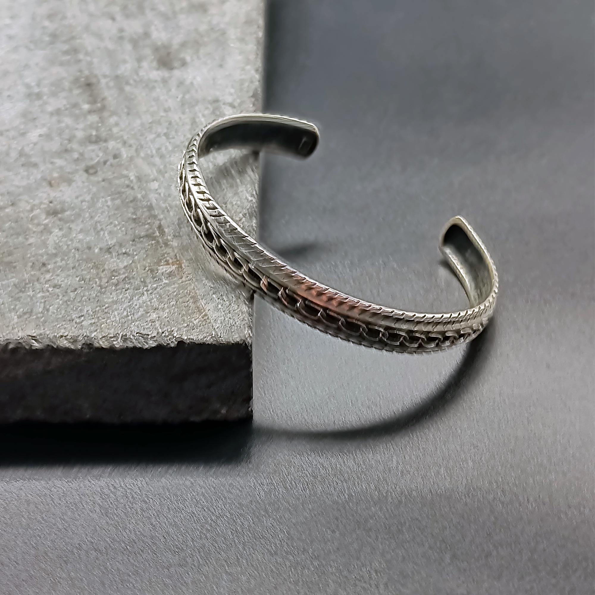 手作りスターリングシルバーのカフブレスレット：ヴィンテージユニ