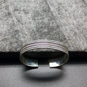 Handgemaakte sterlingzilveren manchetarmband: geëtst boho-tribal design