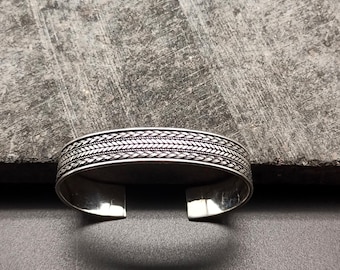 スターリングシルバーの彫刻入りカフブレスレット｜テクスチャード加工