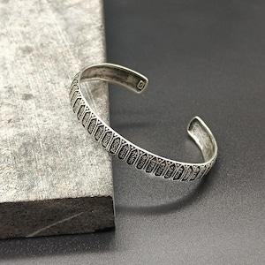 Brazalete estilo vintage de plata de ley 925 para hombre: diseño antiguo hecho a mano, joya unisex.