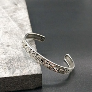 Brazalete de plata de ley con grabado floral vintage - Joyería unisex hecha a mano de plata maciza 925, regalo para él o ella