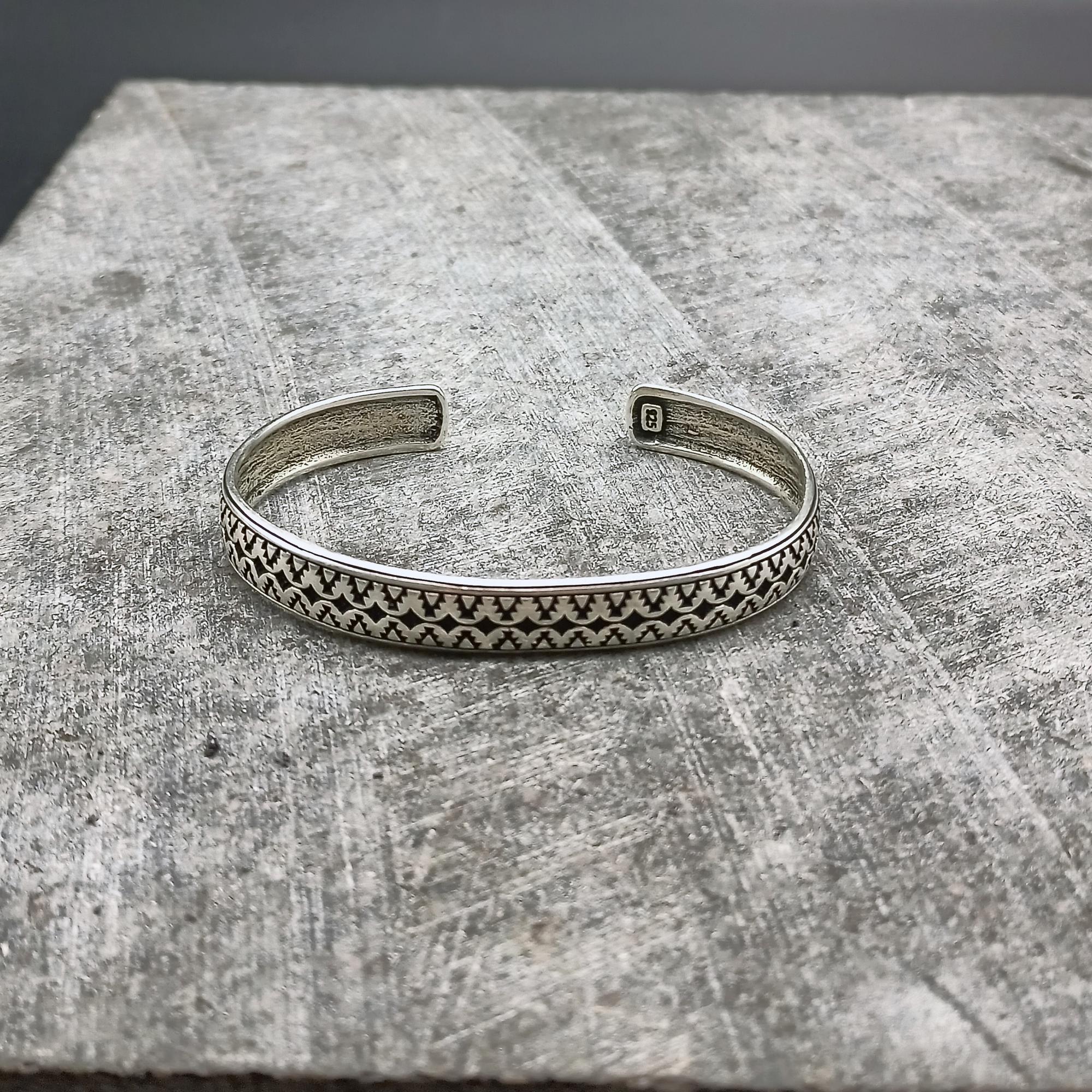 酸化加工スターリングシルバーカフブレスレット：手作りのトライバル