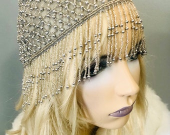 Gorro de malla con cuentas: tocado estilo flapper de los años 20 con flecos, plateado, dorado, negro y rojo.