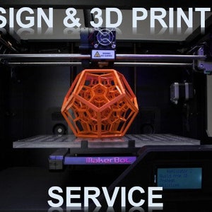 Könnte beinhalten: Ein 3D-Drucker mit einem orangefarbenen geometrischen Objekt, das gedruckt wird. Der Drucker hat einen schwarzen Rahmen und eine transparente Bauplattform. Der Text "MakerBot" ist auf dem Drucker sichtbar. Der Text "DESIGN & 3D PRINTING SERVICE" befindet sich oben im Bild.