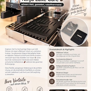 Könnte beinhalten: Eine mattschwarze, gummierte und rutschhemmende Schutzabdeckung für die Tassenablage der Ninja Luxe Café. Das rechteckige Zubehörteil verfügt über Schlitze und wird auf das originale Metall-Abtropfgitter gelegt, um Kratzer zu vermeiden.