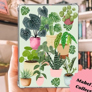 Puede incluir: Funda de teléfono transparente con diseño botánico. Presenta varias plantas en macetas en tonos verdes, rosas y beige sobre un fondo verde claro. El texto "Mabel Mae Collective" está en un círculo rosa.