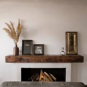 Handgefertigter Kaminsims aus recyceltem Holz: Rustikaler Live Edge Balken