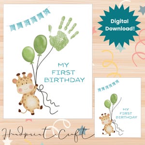 Könnte beinhalten: Digitale Download-Geburtstagskarte mit einer Giraffe, die grüne Luftballons hält. Die Karte enthält einen Handabdruck, ein Banner und den Text "MY FIRST BIRTHDAY". Der Text "Handprint Craft" ist ebenfalls vorhanden.