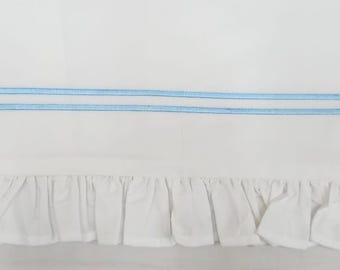 Falda de cuna con borde con volante y doble bordado, color blanco, 100 % satén de algodón Falda de cuna con esquinas divididas; la falda de 4 lados se ajusta a toda la cuna