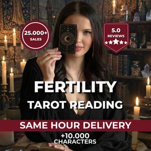 以下が含まれることがあります： 女性がタロットカードを顔の前に持っています。画像には「FERTILITY TAROT READING」と「SAME HOUR DELIVERY」というテキストが含まれています。テキストと星が付いた2つの円形バッジもあります。