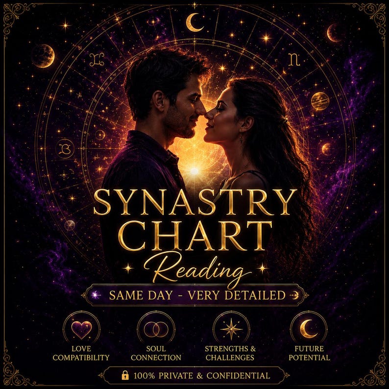 Op de afbeelding: Digitale illustratie van een stel in een romantische omhelzing tegen een kosmische achtergrond. De tekst "Synastry Chart Reading" staat prominent in beeld, samen met iconen die liefdescompatibiliteit, zielenconnectie, sterke punten, uitdagingen en toekomstig potentieel vertegenwoordigen.