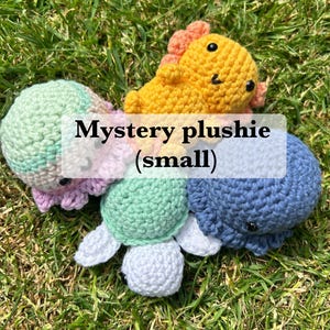 crochet mystery item (small)