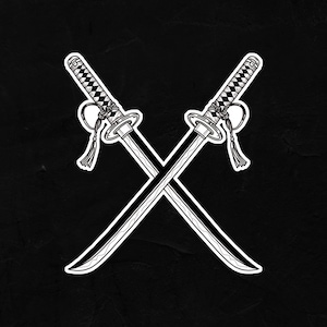 Puede incluir: Ilustración en blanco y negro de dos espadas katana cruzadas. Las espadas tienen empuñaduras detalladas con un patrón de diamantes y borlas. Las hojas son curvas, sobre un fondo negro texturizado.