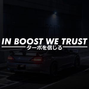 Könnte beinhalten: Dunkles Bild eines grauen Sportwagens mit Spoiler, geparkt in einem schwach beleuchteten Bereich. Der weiße Text oben lautet "IN BOOST WE TRUST", darunter japanischer Text. Das Nummernschild des Autos lautet "BPG".