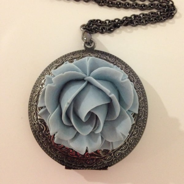 Großes Medaillon Halskette schwarz Gunmetal Medaillon groß Medaillon Anhänger blaue Blume Medaillon rose Anhänger-Blue rose Medaillon Collier