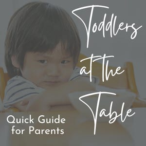 Può includere: Un bambino piccolo è seduto a un tavolo con un'espressione seria sul viso. Il testo "Toddlers at the Table Quick Guide for Parents" è scritto in corsivo bianco su uno sfondo grigio.