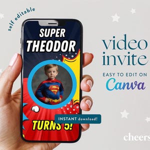 Puede incluir: La pantalla de un teléfono inteligente muestra una invitación de video para una fiesta de cumpleaños. La invitación tiene un tema de superhéroe con una foto de un niño vestido como Superman. El texto en la pantalla dice "SUPER THEODOR TURNS 5!" y "INSTANT download!" La invitación es fácil de editar en Canva.