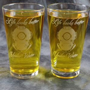 Life looks beter underwater scuba Mark V Helmet Etched Pub Glasses Set Of 2