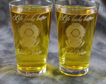 Life looks beter underwater scuba Mark V Helmet Etched Pub Glasses Set Of 2