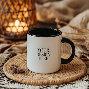 Maquette de tasse avec poignée noire, maquette de tasse à café blanche de 11 oz, maquettes de tasse en céramique blanche, modèle photo esthétique bohème, téléchargement immédiat JPG