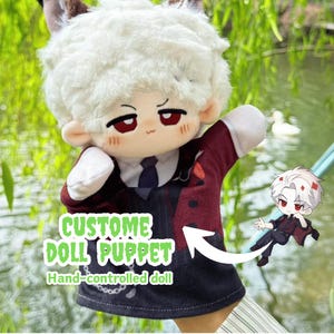 Op de afbeelding: Een op maat gemaakte poppenhandpop met een witte, pluizige haarstijl, rode ogen en een bordeauxrode jas. De pop heeft een zwart vest en een wit overhemd met een stropdas. De tekst "CUSTOM DOLL PUPPET" en "Hand-controlled doll" is zichtbaar.
