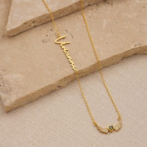 Pu&ograve; includere: Una tazza di ceramica bianca con manico nero e la scritta "But First, Coffee" in grassetto nero. La tazza &egrave; posta su uno sfondo sfocato. La tazza misura circa 10 cm di altezza.