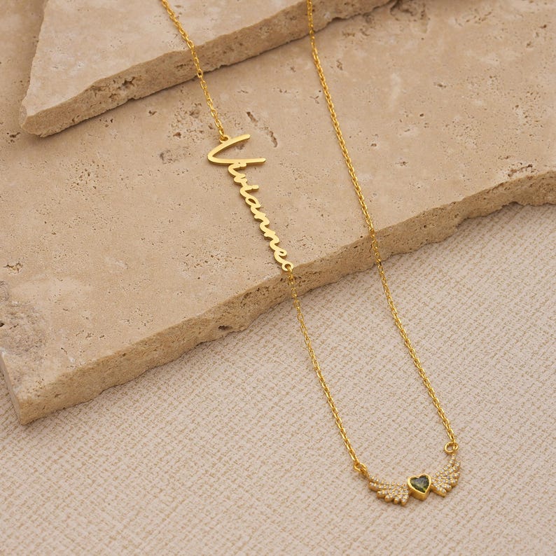 Pu&ograve; includere: Una tazza di ceramica bianca con manico nero e la scritta "But First, Coffee" in grassetto nero. La tazza &egrave; posta su uno sfondo sfocato. La tazza misura circa 10 cm di altezza.