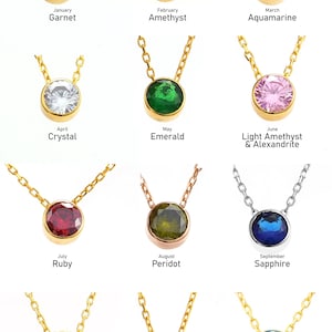 Pu&ograve; includere: Collane d'oro con pendenti di pietre preziose. Le pietre includono granato, ametista, acquamarina, cristallo, smeraldo, ametista chiara & alessandrite, rubino, peridoto, zaffiro, tormalina rosa, citrino e topazio blu. Ogni pendente &egrave; etichettato con il suo mese.
