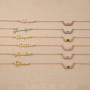 Pu&ograve; includere: Un set di tre tazze in ceramica con smalto screziato color crema. Ogni tazza presenta un diverso motivo floreale dipinto a mano nei toni del blu, verde e giallo. Le tazze hanno una forma semplice e arrotondata.