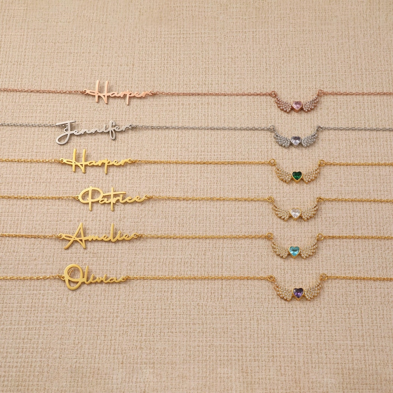 Pu&ograve; includere: Un set di tre tazze in ceramica con smalto screziato color crema. Ogni tazza presenta un diverso motivo floreale dipinto a mano nei toni del blu, verde e giallo. Le tazze hanno una forma semplice e arrotondata.